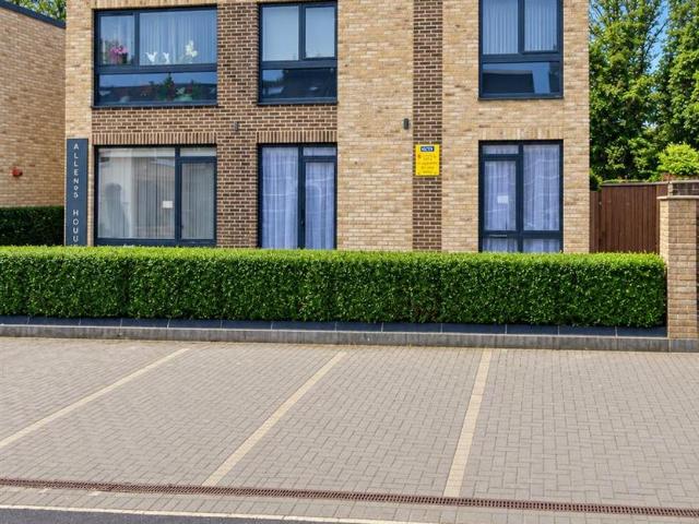 Apartment for rent in Oakleigh Park, Greater London