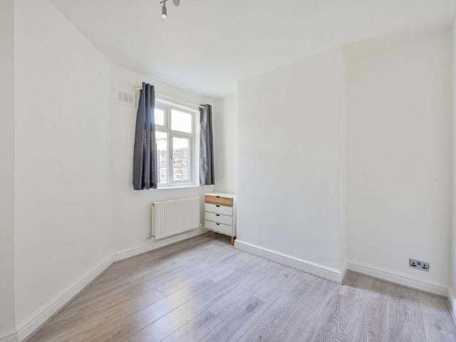 Apartment for rent in London Borough of Merton, Collier's Wood