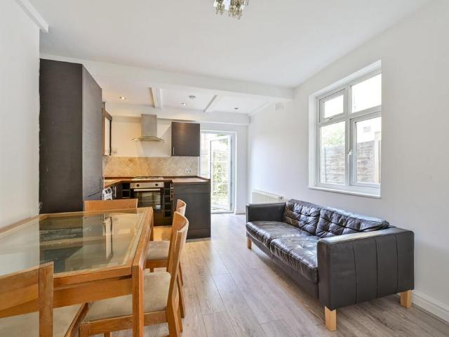 Apartment for rent in London Borough of Merton, Collier's Wood