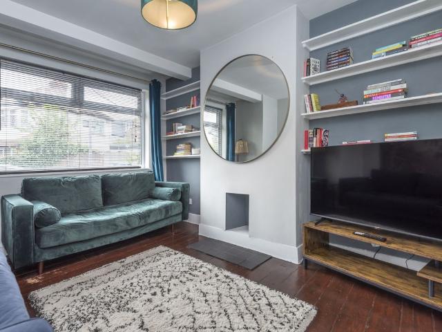 Apartment for rent in London Borough of Merton, Collier's Wood