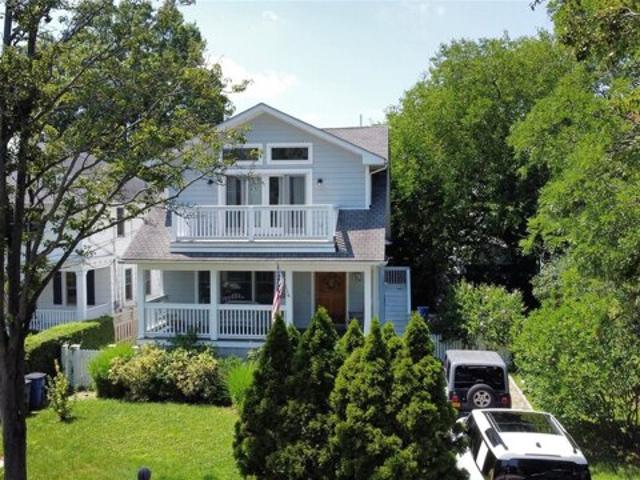 House for sale in The Bronx, Arverne
