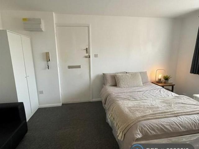 Apartment for rent in Holywell Estate, North Watford
