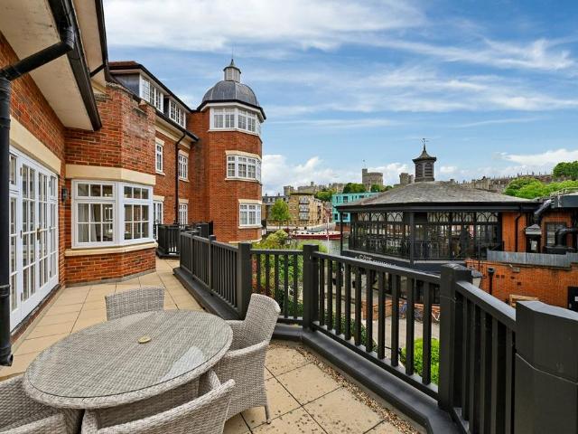 Apartment for rent in Eton