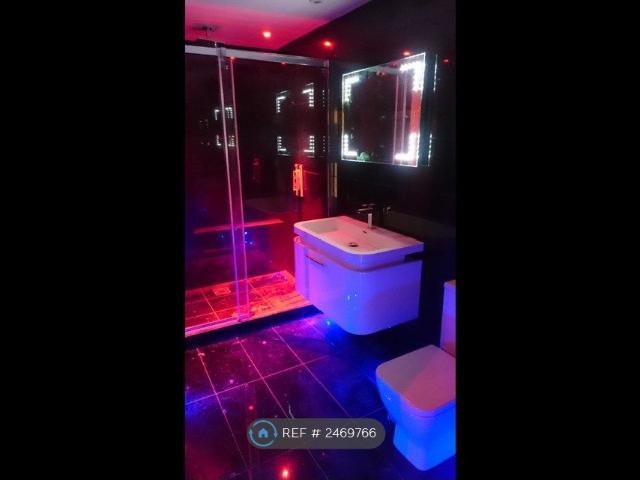 Room for rent in Dixons Green, West Midlands