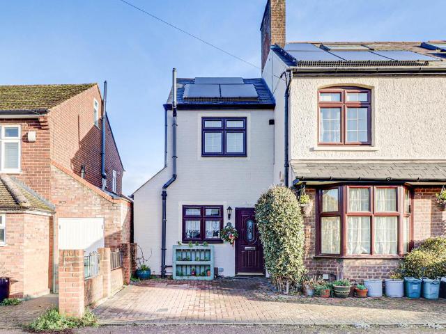 House for rent in Hatching Green, Five Acres