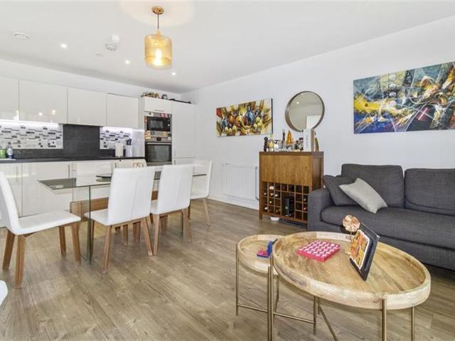 Apartment for rent in Waterside Park, Silvertown