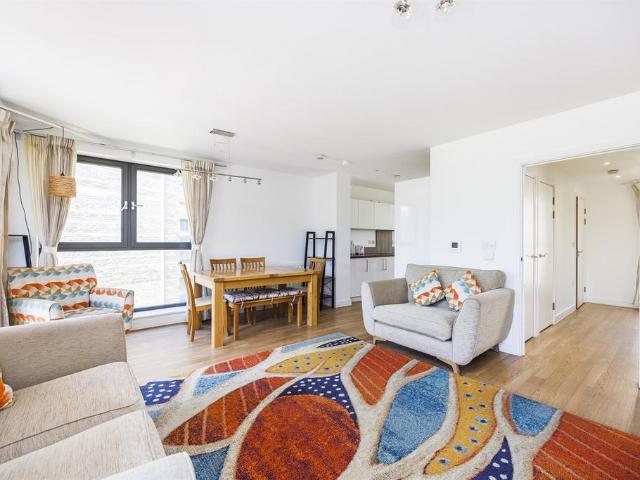 Apartment for rent in Waterside Park, Silvertown