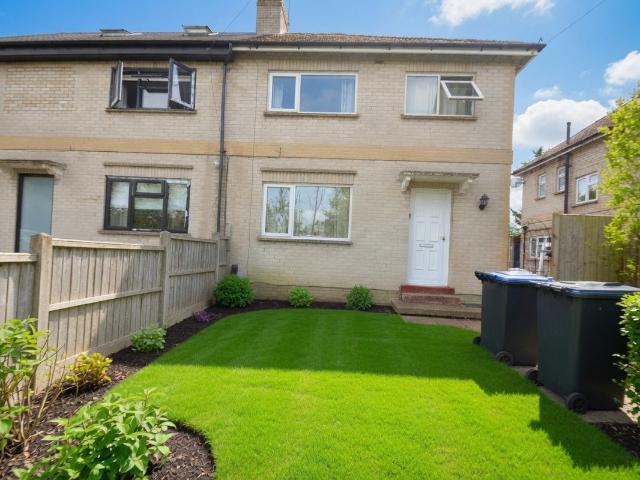 Room for rent in Row Town, Surrey