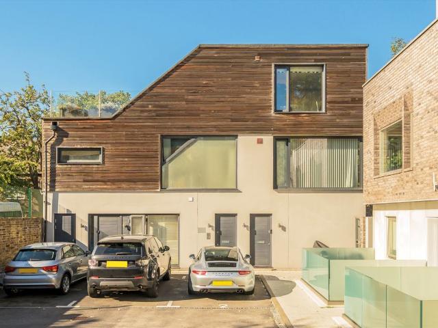 Apartment for rent in Clapham Park, Greater London