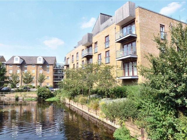 Apartment for rent in Denham