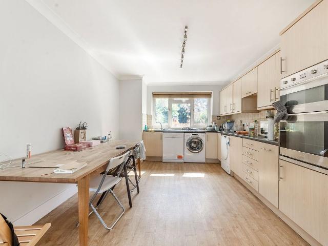 House for rent in Lot's Village, Greater London