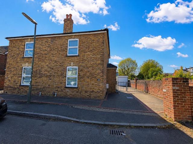 House for rent in Row Town, Surrey