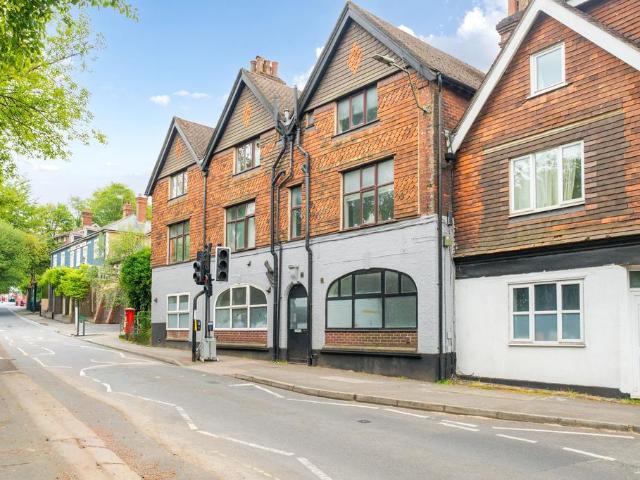 Apartment for rent in Fole, Surrey