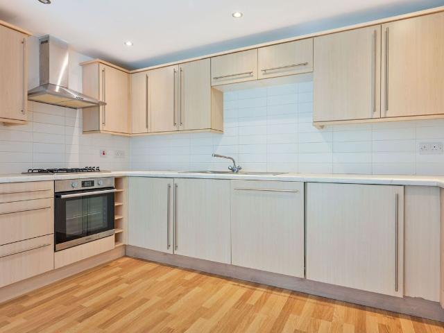 Apartment for rent in Fole, Surrey
