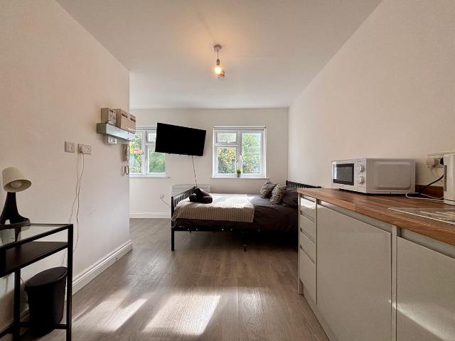 Studio for rent in London Borough of Croydon, Greater London