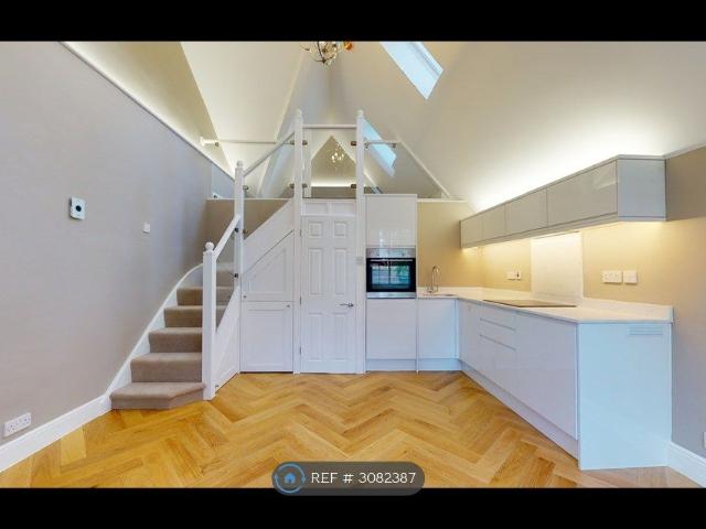 Apartment for rent in Lot's Village, Greater London