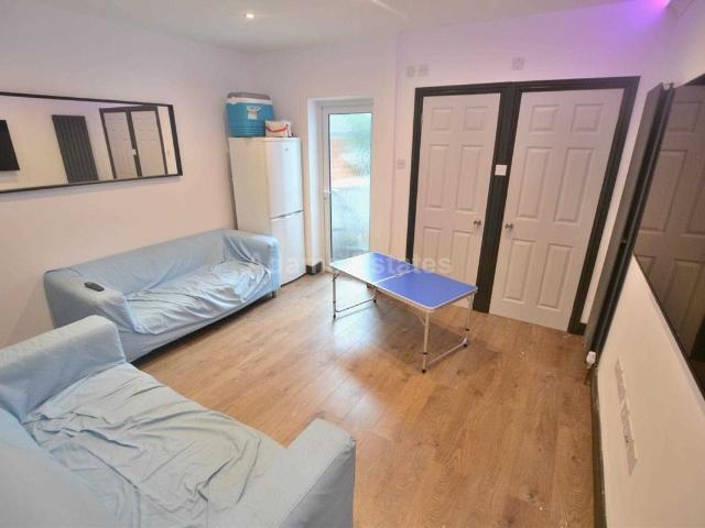 House for rent in Newtown, Reading