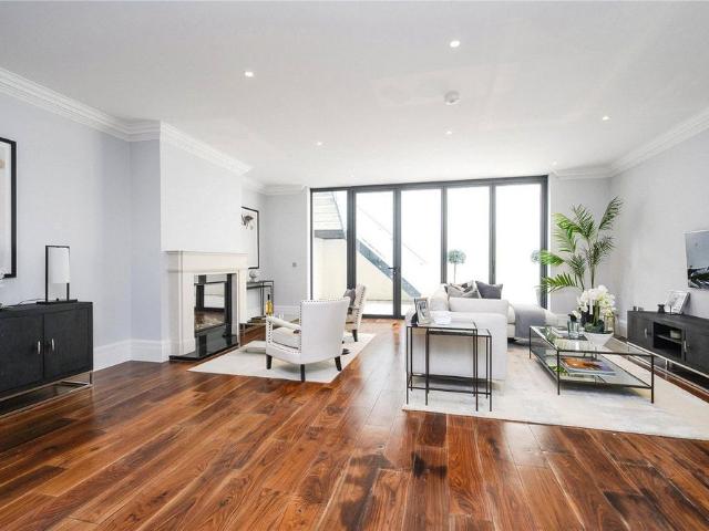 Townhouse for rent in North Sheen, Greater London