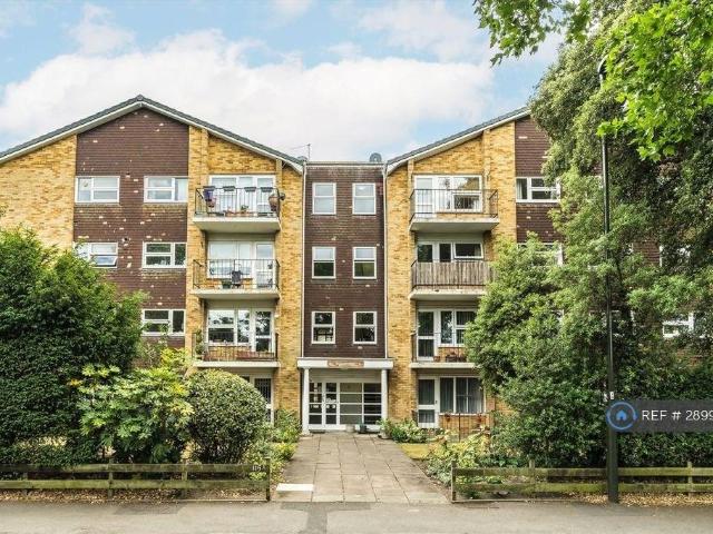 Apartment for rent in London Borough of Merton, Raynes Park