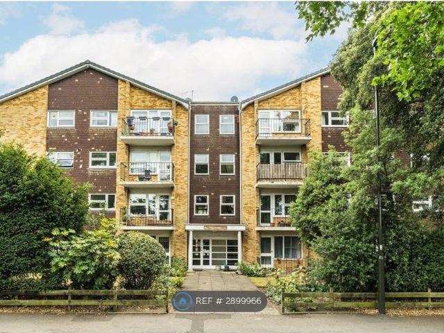 Apartment for rent in London Borough of Merton, Raynes Park