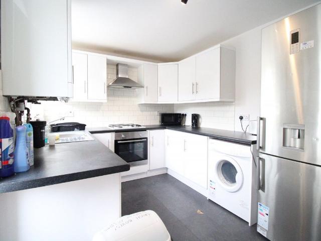 House for rent in Row Town, Surrey
