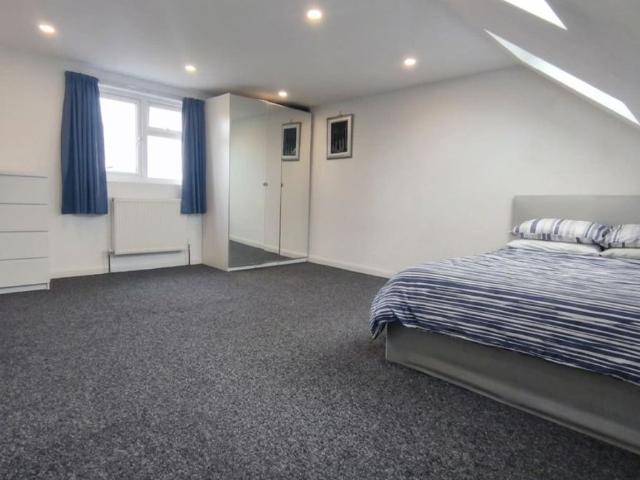 Room for rent in Fairlop, Greater London
