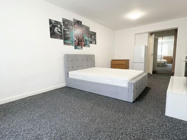 Room for rent in Fairlop, Greater London