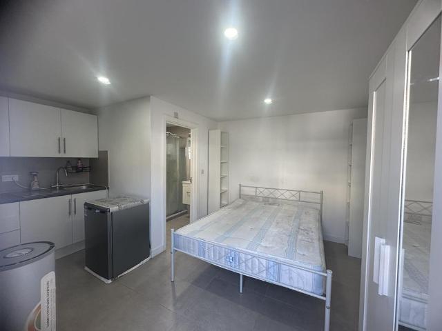 Apartment for rent in Loxford, Seven Kings