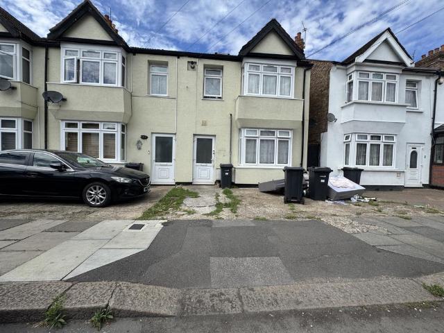 Apartment for rent in Loxford, Seven Kings