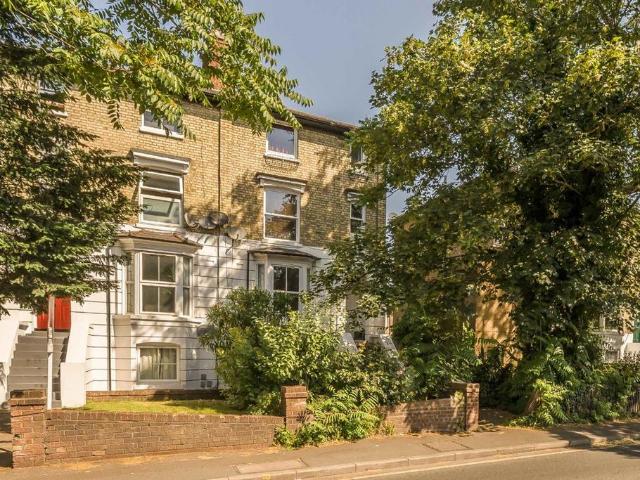 Apartment for rent in London Borough of Merton, Merton Park