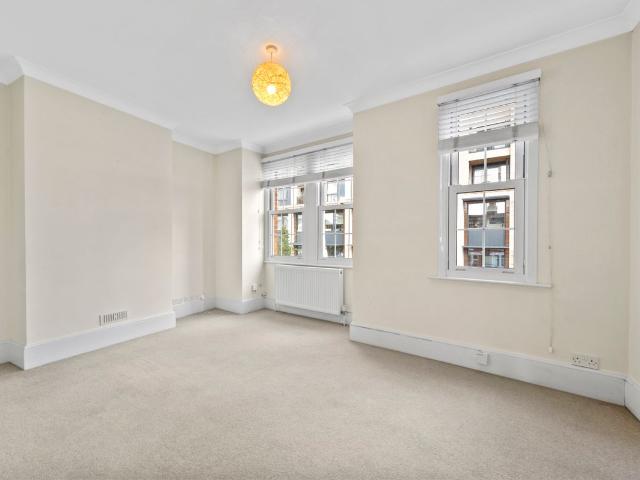 Apartment for rent in London Borough of Merton, Raynes Park