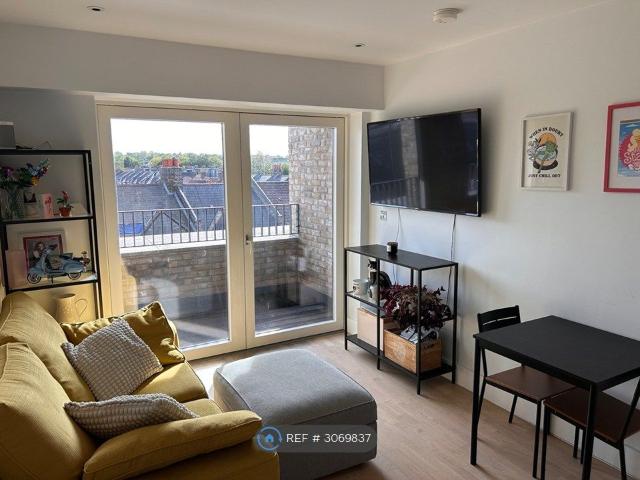 Apartment for rent in Cottenham Park, Greater London