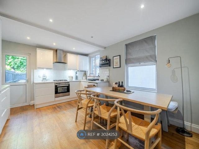 Apartment for rent in London Borough of Merton, Raynes Park