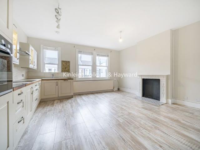 Apartment for rent in London Borough of Merton, Raynes Park