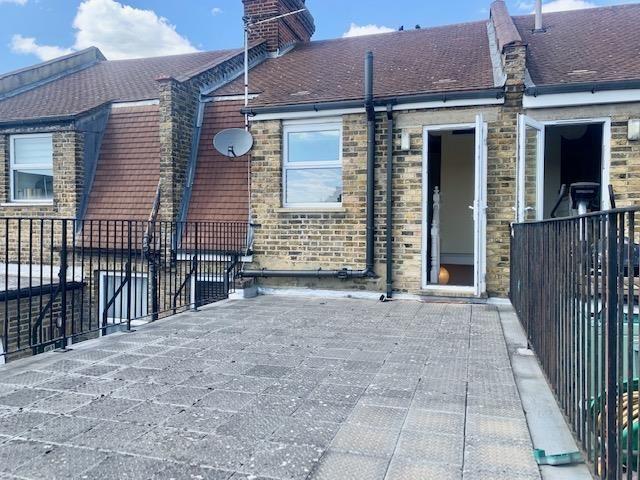 Apartment for rent in London Borough of Merton, Raynes Park