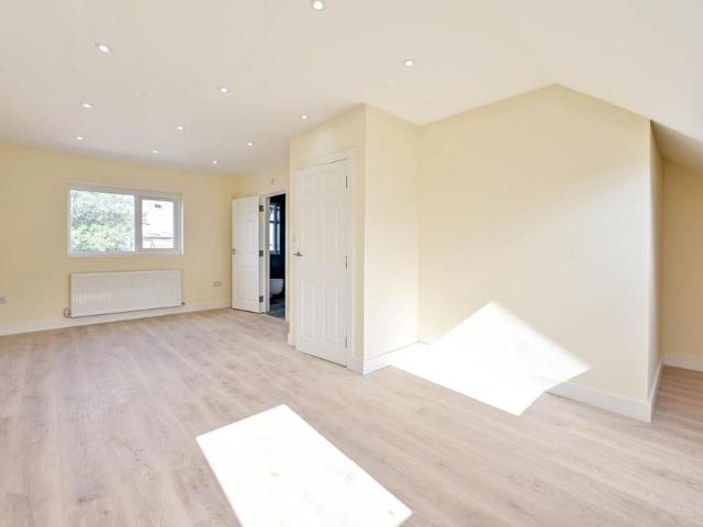 Apartment for rent in London Borough of Merton, Merton Park