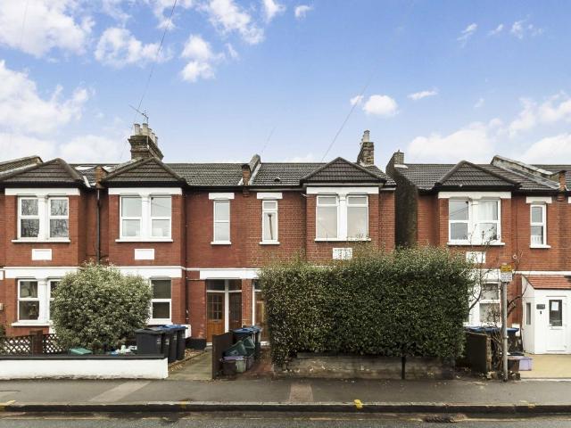 Apartment for rent in London Borough of Merton, Raynes Park