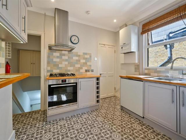 Apartment for rent in London Borough of Merton, Raynes Park