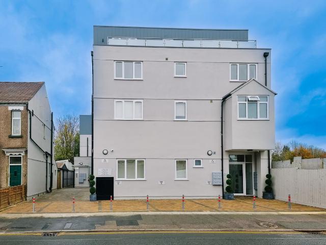 Studio for rent in London Borough of Merton, Raynes Park