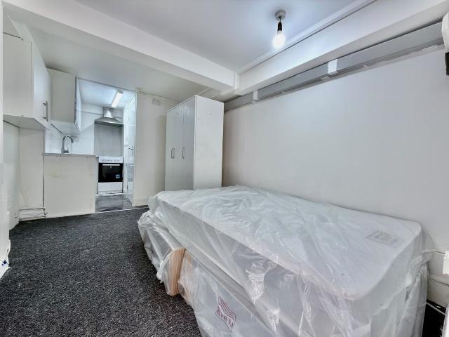 Studio for rent in London Borough of Merton, South Wimbledon