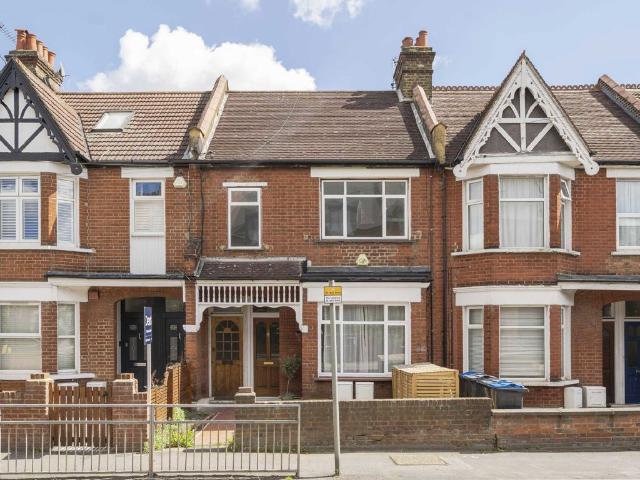 Apartment for rent in London Borough of Merton, Raynes Park