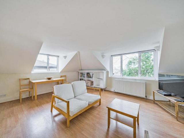 Apartment for rent in London Borough of Merton, Merton Park