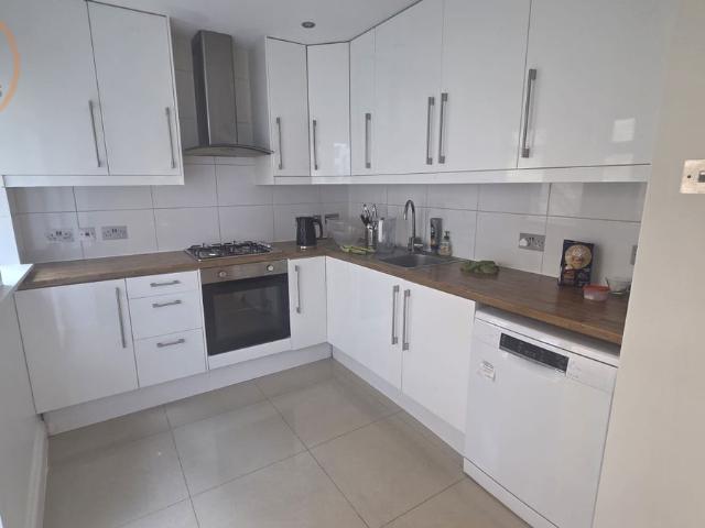 Apartment for rent in London Borough of Merton, Merton Park