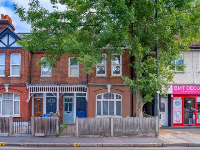 Apartment for rent in London Borough of Merton, Raynes Park