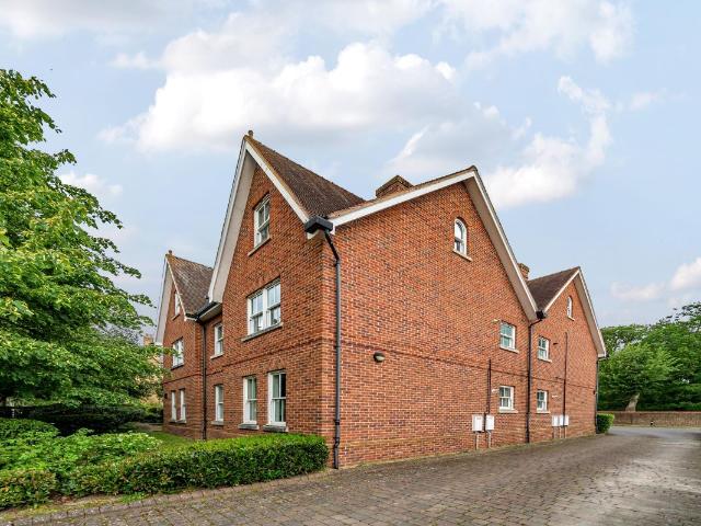 Apartment for rent in Kingston Vale, Greater London