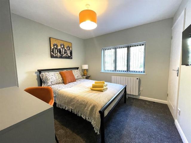 Room for rent in Gould's Green, Greater London