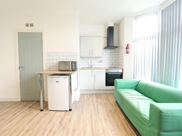 Room for rent in Ball Hill, West Midlands