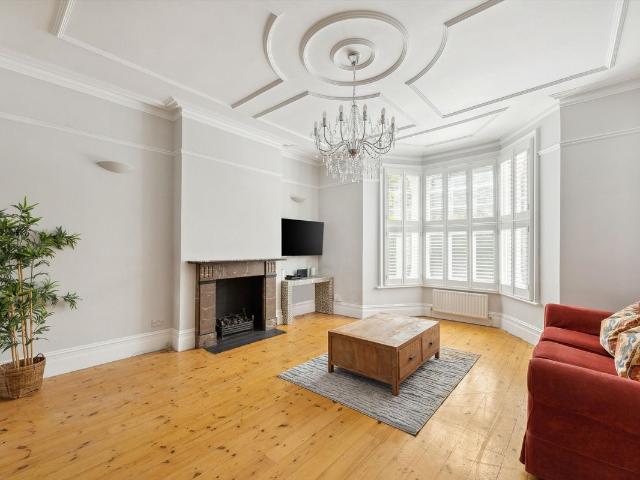 House for rent in Brondesbury, Greater London