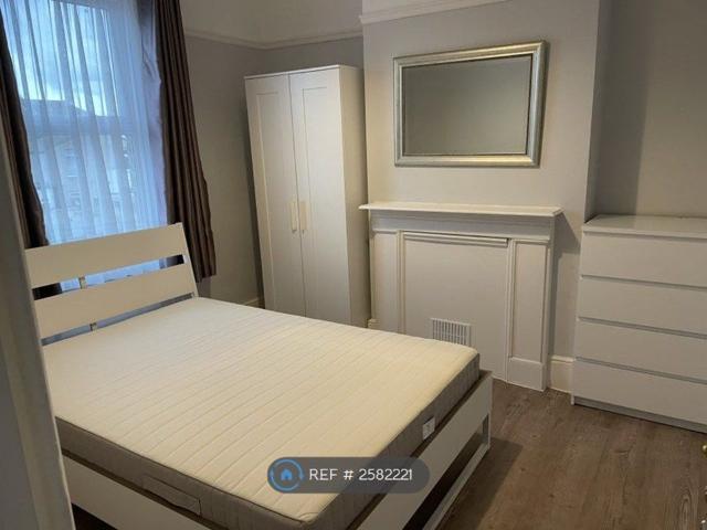Room for rent in Seven Kings, Greater London