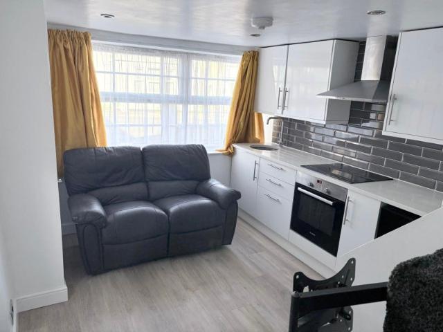 Studio for rent in Kingswood